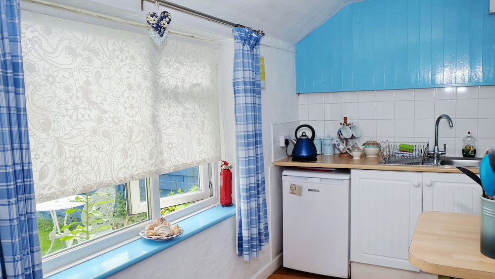 Wellspring Cottage nr Kynance Cove view 3