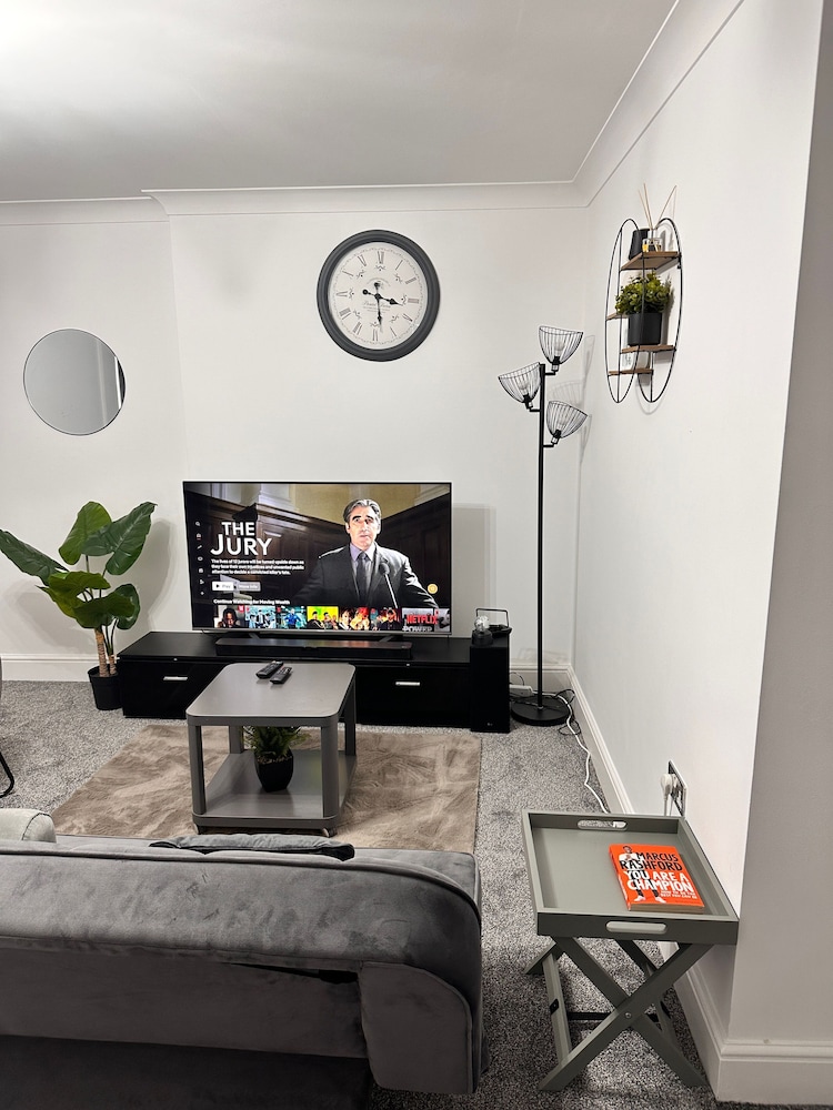 Charming Birmingham Apartment With Mini Balcony and Wifi With a Free Parking