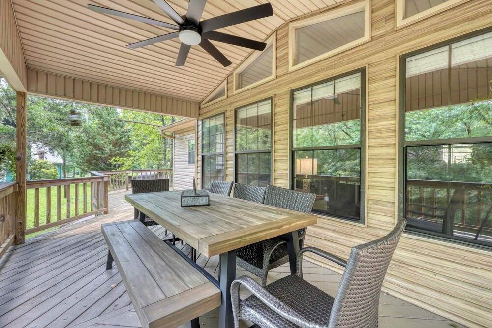 5 Mi to Dtwn Hiawassee: Creek-front Home w/ Deck
