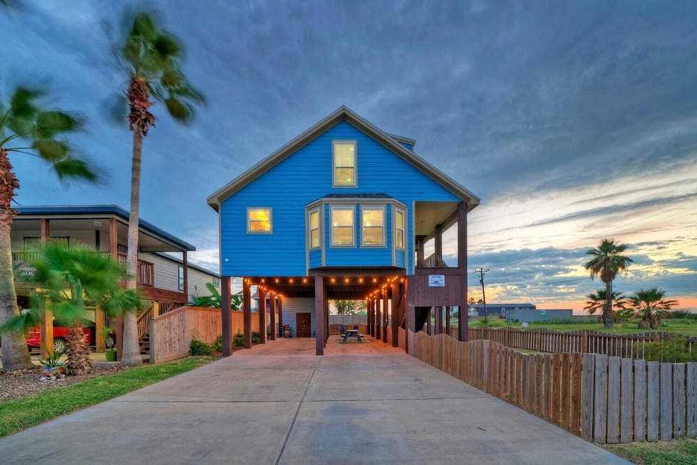 Sleeps 22 2 Homes w/ Private Pool, Game Room, Nature Views 7 BDR Avantstay