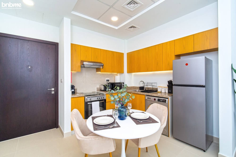 1B-Bellevue Tower 2-1902 by bnbme homes