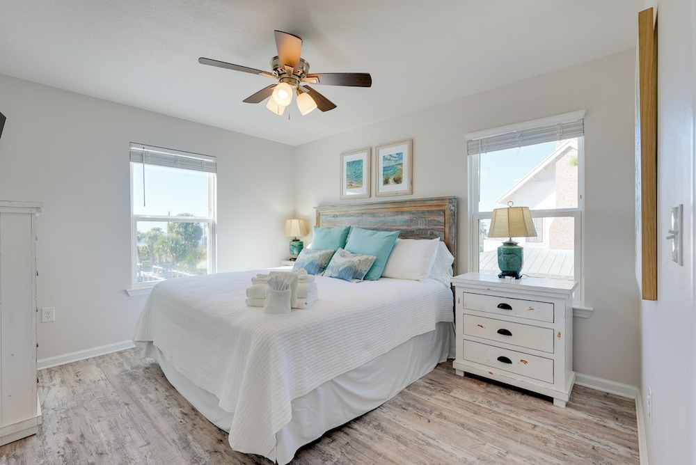 Steps to Shore: Windmark Beach Retreat w/ Balcony!