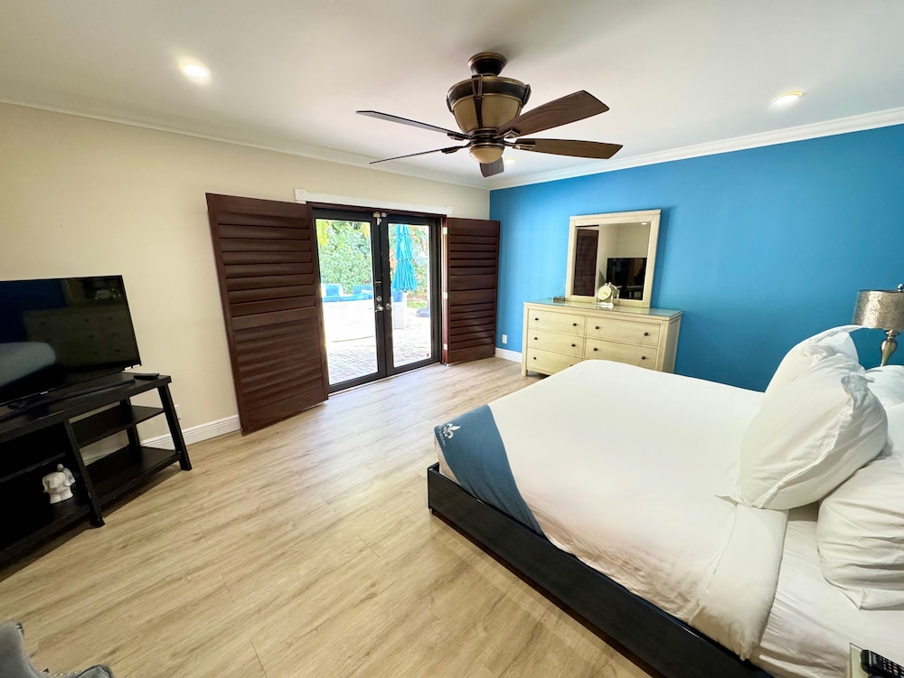 Vidal Manor 4BR Oasis w Pool Cabana- Wilton Dr