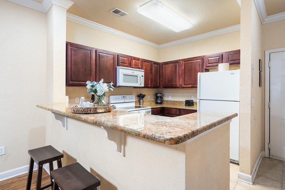 Tuscana Resort 2 Bedroom Condo Clubhouse Access 8 miles to Disney 2 Condo