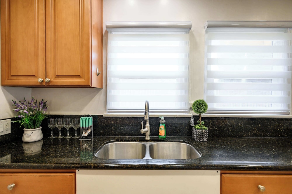Cozy Home Near LA With Full Kitchen Laundry