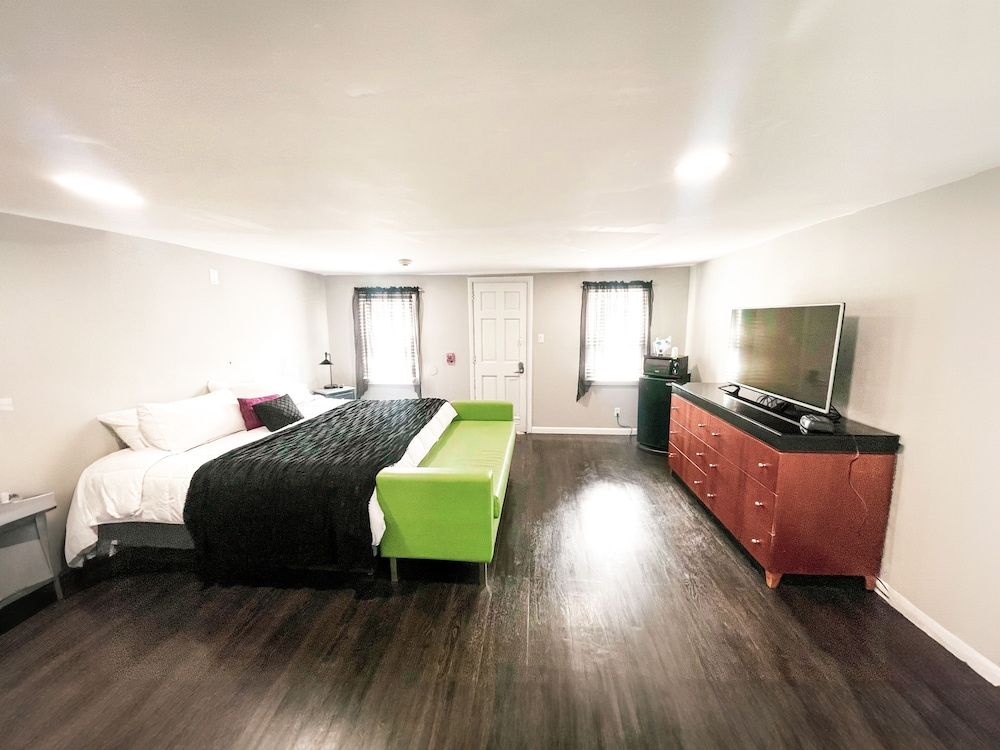 Penn Lodge Hotel & Suites view 2