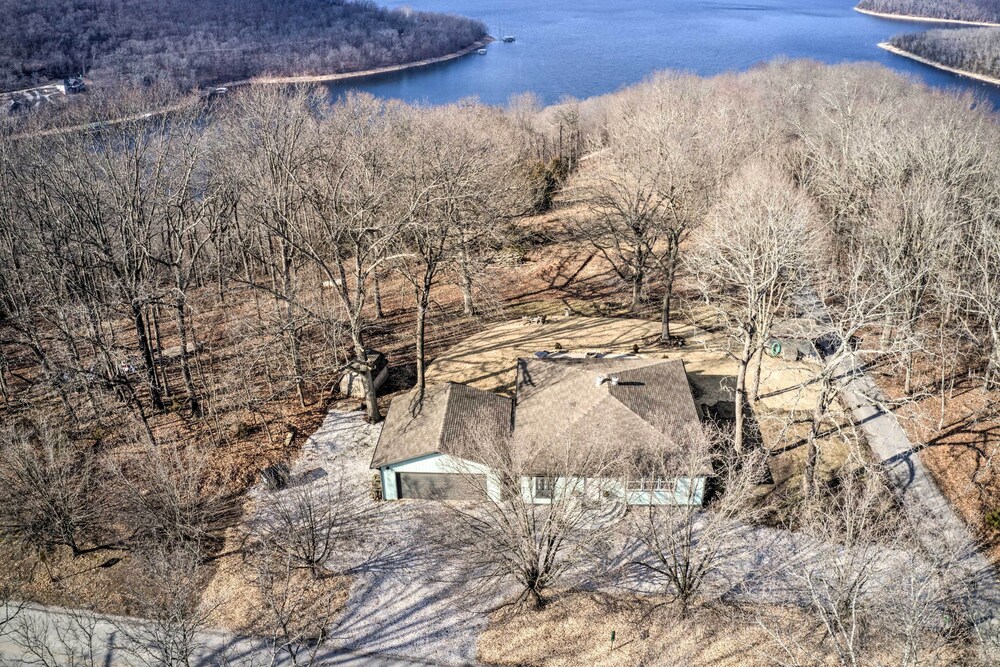 Outdoor Family Fun: Large Home by Beaver Lake! view 5