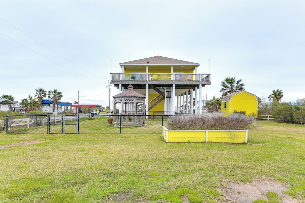 Walk to Beach: Bayfront Gilchrist Getaway!