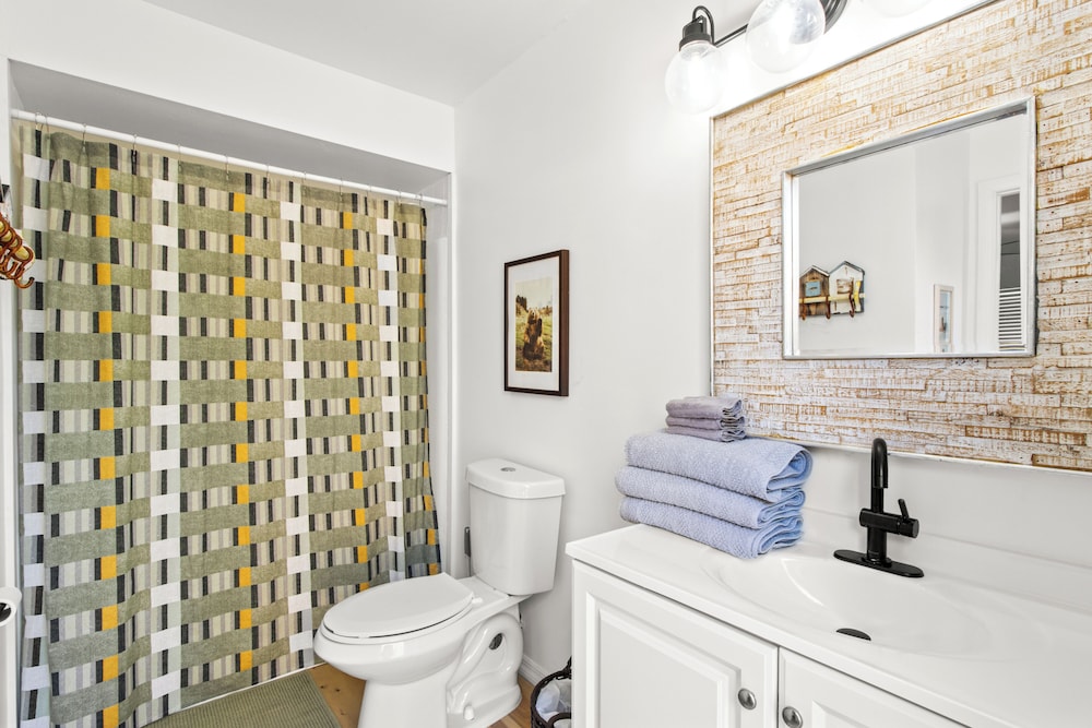 NEW Listing Discount! • Near Manatees & Springs