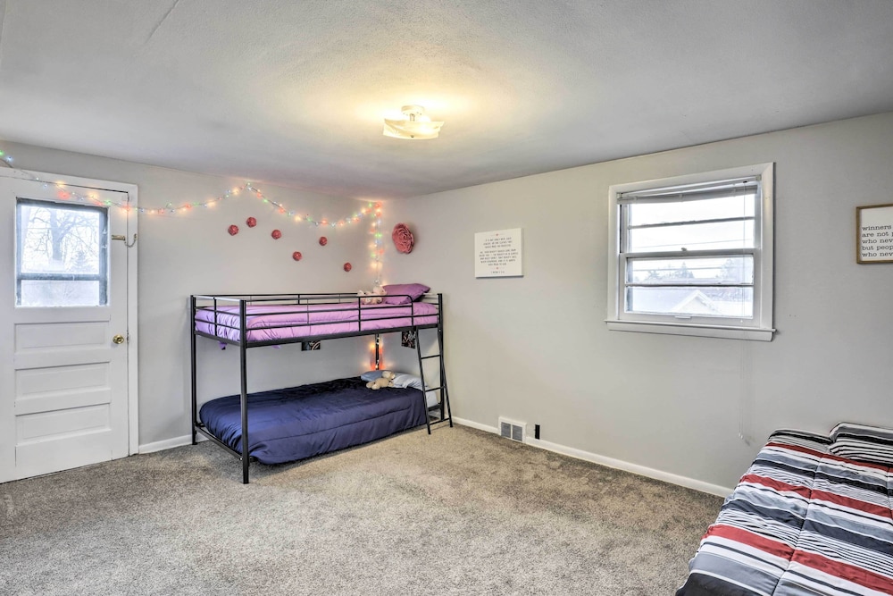 Cozy Milwaukee Home: 3 Mi to Whitefish Bay! view 4