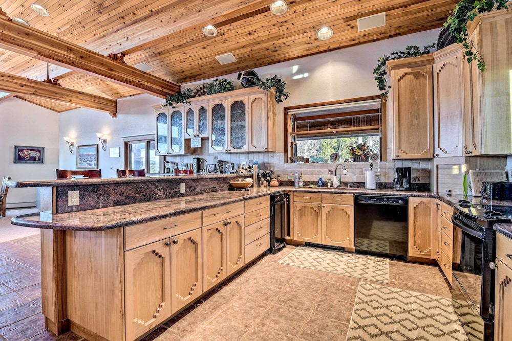 Falcon Rest: A Deluxe Angel Fire Mountain Retreat!