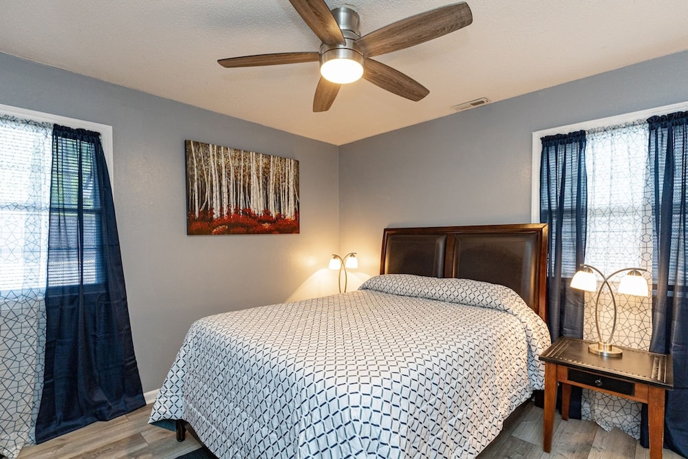 Cozy 3BR Home Patio Grill Free Parking Wi-fi - Property Image 10