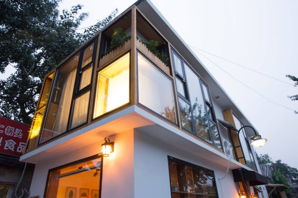 Welcome Home Courtyard - White Boutique view 2