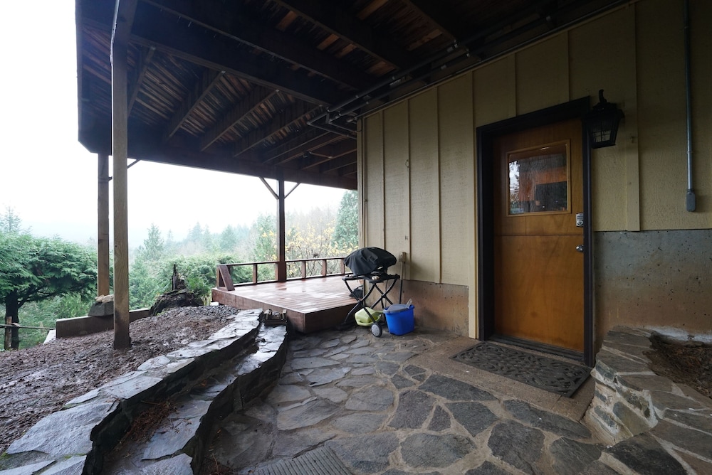 MapleRidge House: A BnB For All Seasons!