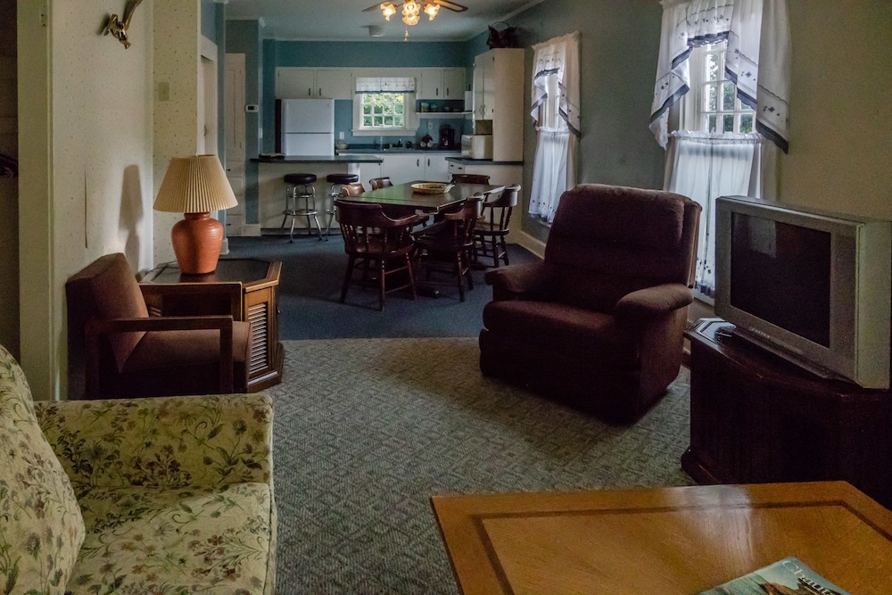 Maple Springs Lake Side Inn
