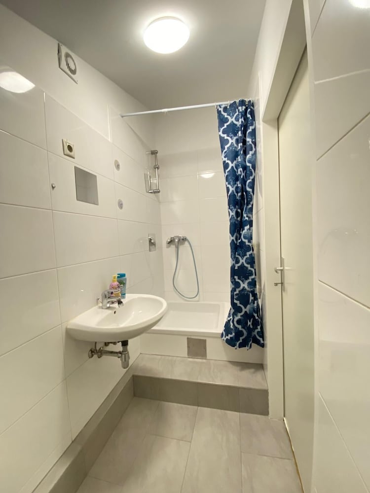 Spacious 8BR Apt with Terrace 16P