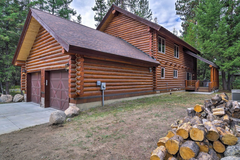 Exquisite Mccall Log Cabin - Walk to Payette Lake! view 2