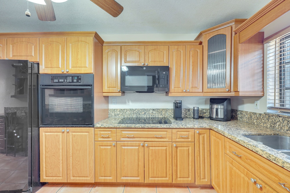 Pet-friendly Home w/ Yard ~ 3 Mi to Zoo Miami!