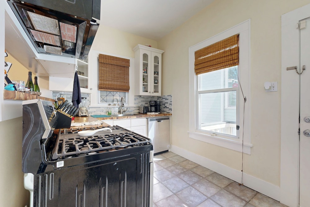 2-story Galveston Getaway w/ Balcony & Patio