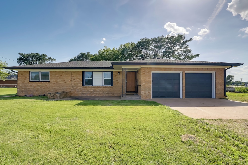 5 Mi to Zoo: Family Retreat in Wichita!
