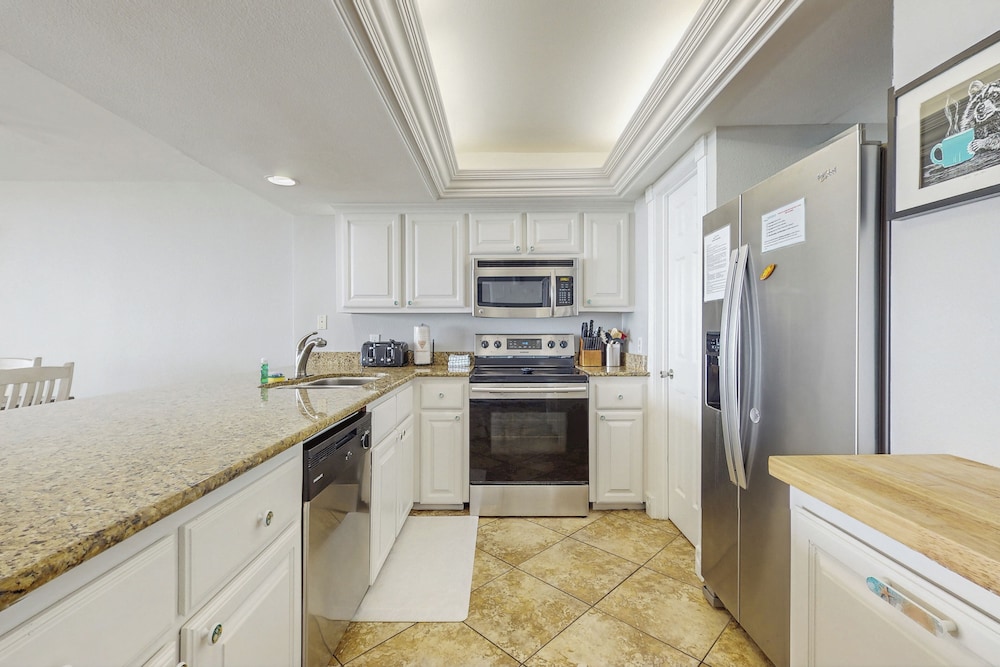 3BR Beachfront Condo w/ Pools & Balcony