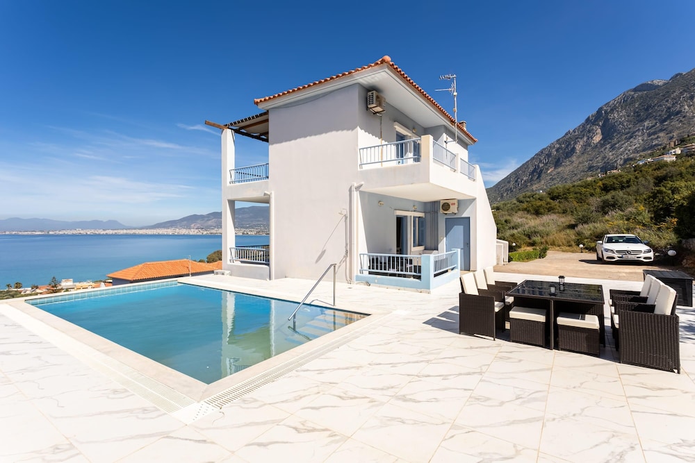 Seaview Heaven - Poolside Bliss by the Beach