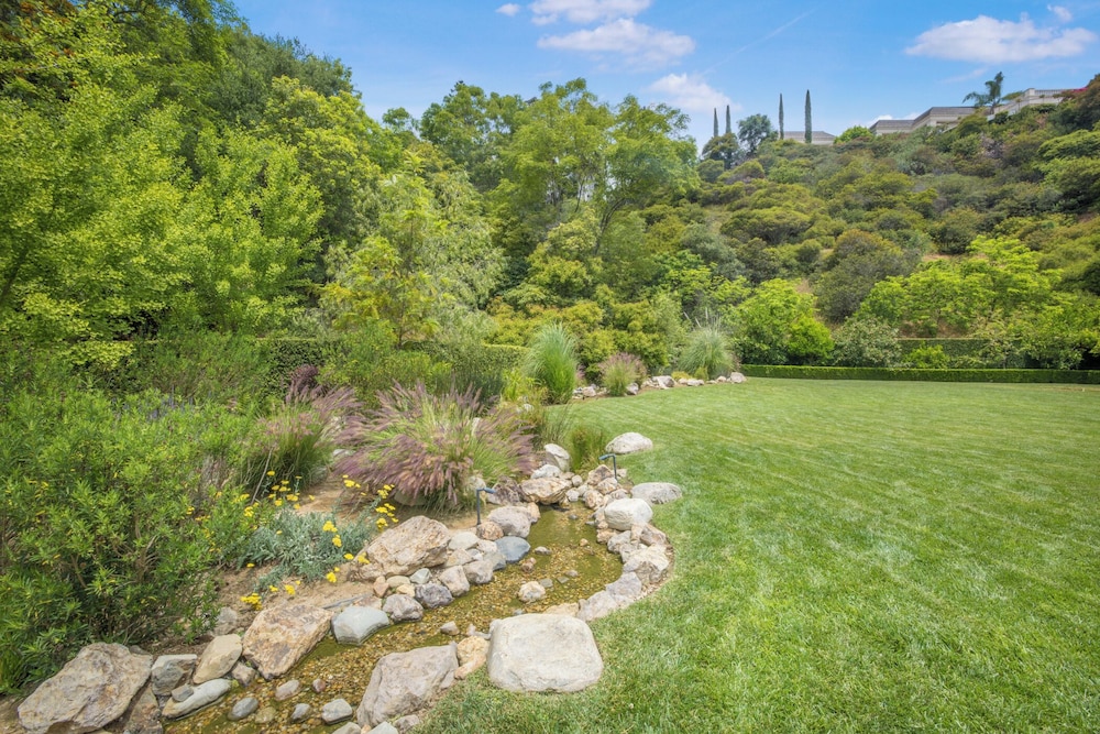Bowmont - Resort-style Beverly Hills Escape w/ Pool, Garden and Privacy
