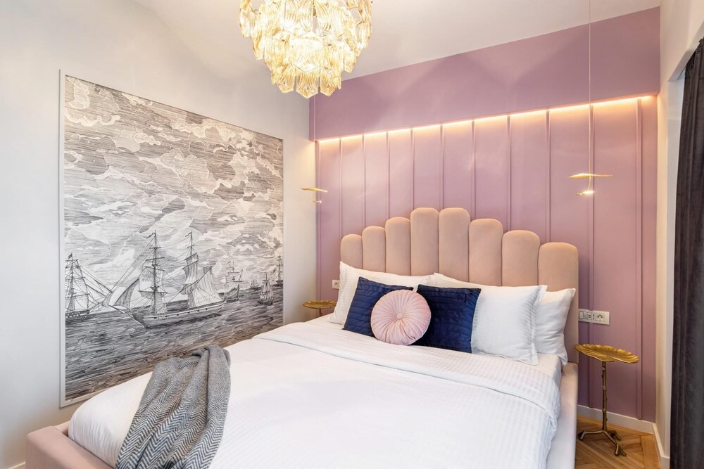 Holt - Modern Newly Renovated 5BR in the Heart of Bucharest view 4