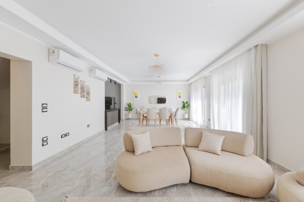 Upper Duplex 3BR in Eastown Sodic