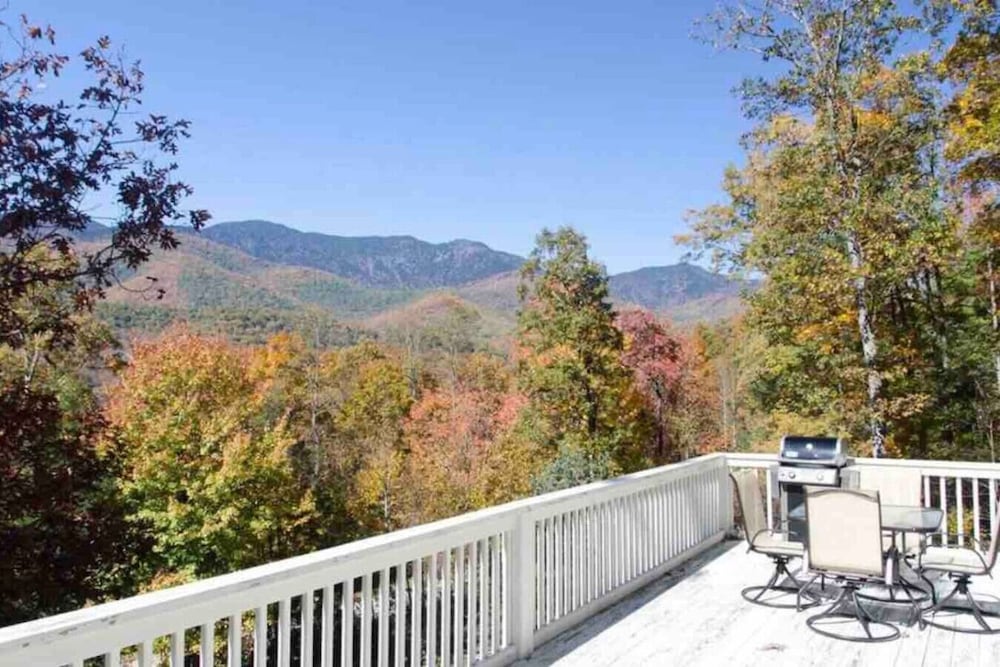 4BR Home Near Golf Course Mount Mitchell View