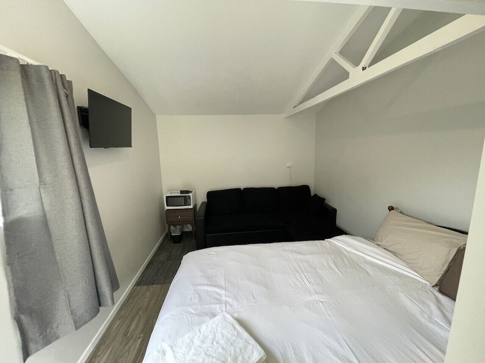 1 Double 1 Sofa Beds Garden Chalet 9C