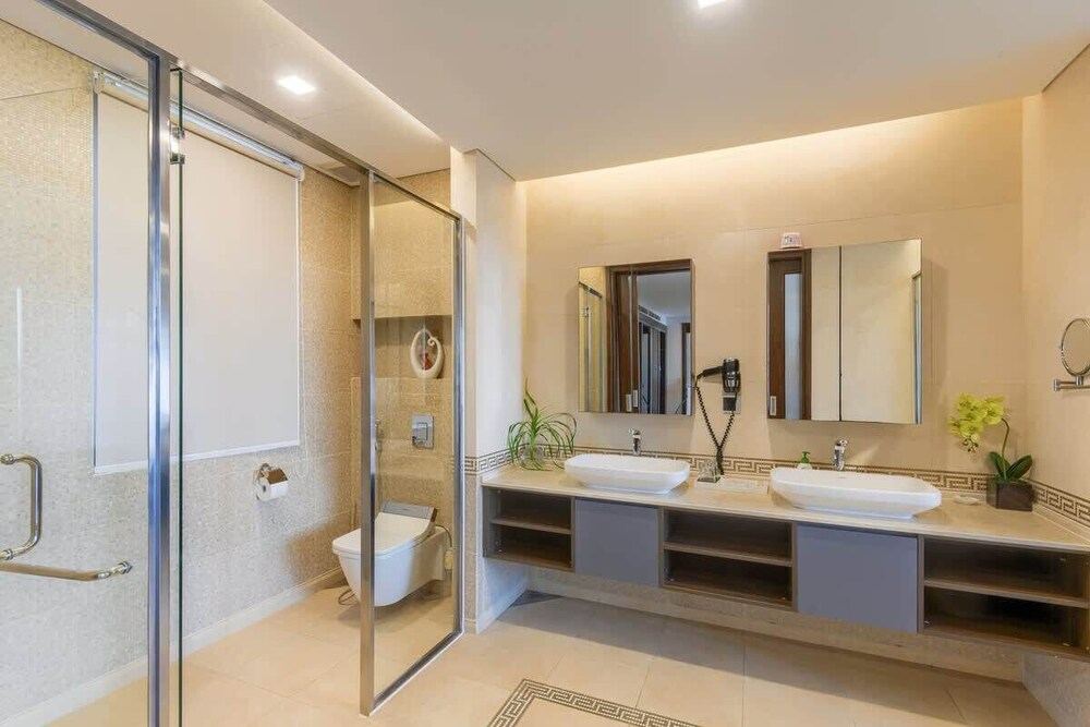Luxe 6BR Beachfront Villa: Group Getaway Haven