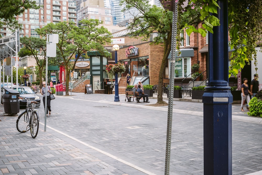 QuickStay - Class in Yorkville (Yonge & Bloor)