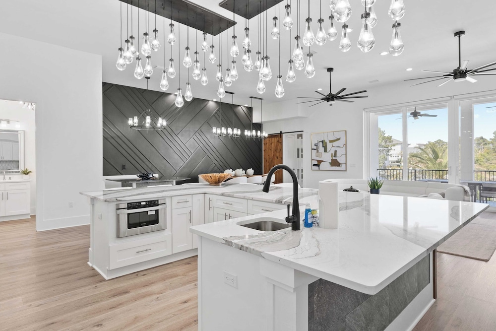 30A Salt & Solace Pool, Golf Cart, Hot Tub + Outdoor Kitchen