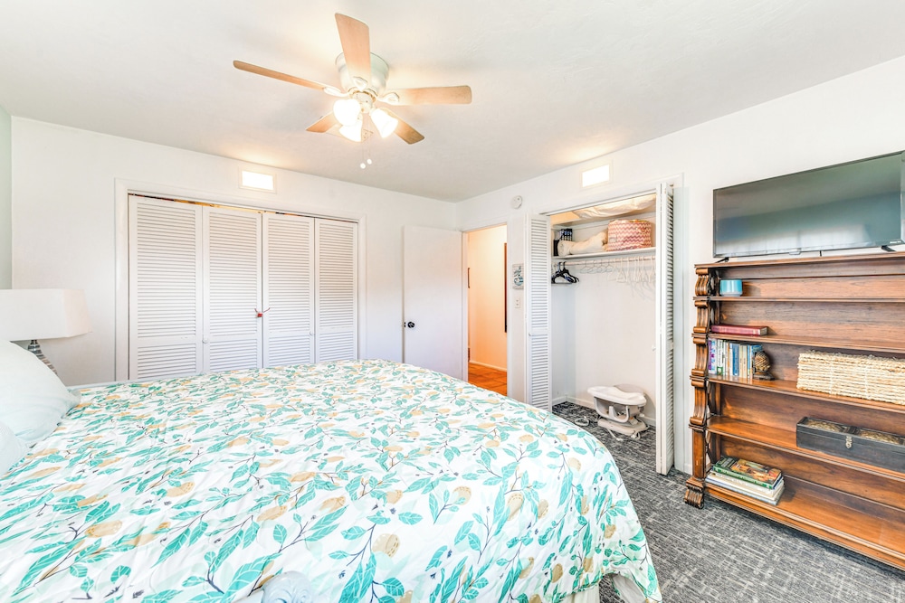 Backyard Hangouts: Bradenton Home Near Dining!