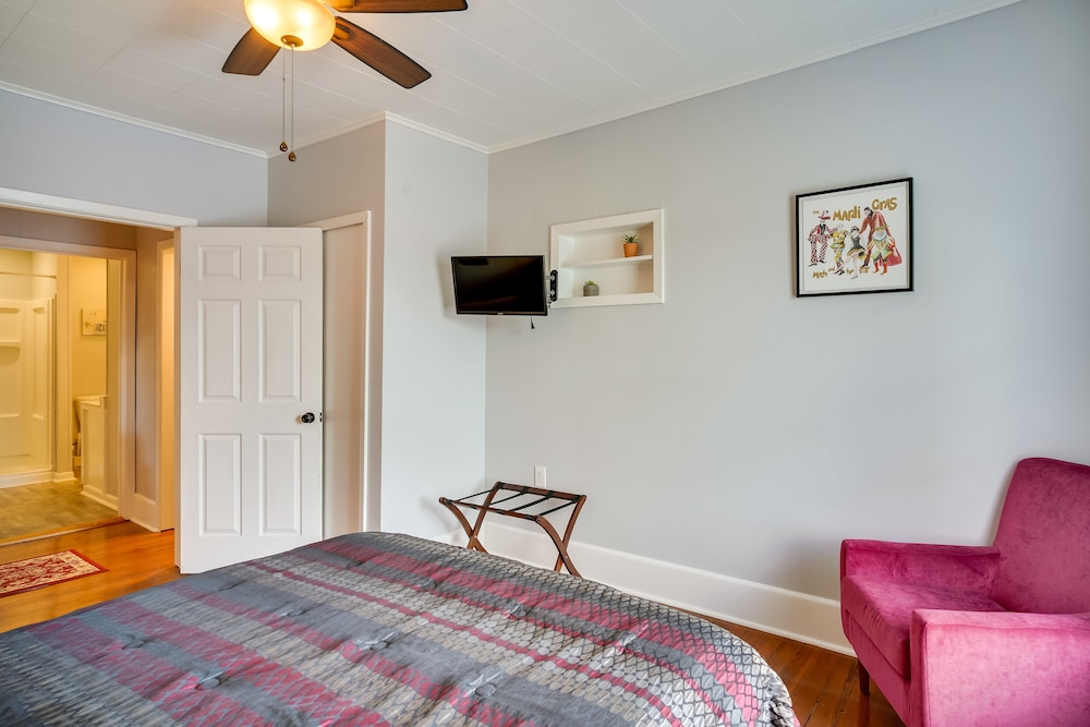 Lake Charles Vacation Rental - Walk to the Lake! view 2