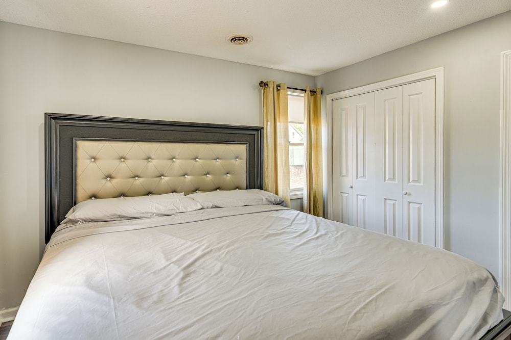 2 Mi to Waterfront: Walkable Fall River Apartment!