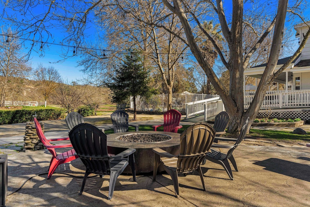 Victorian Manor In Paso Robles Wine Country + Pool, Hot Tub, Firepit, Tennis Court Sleeps 28