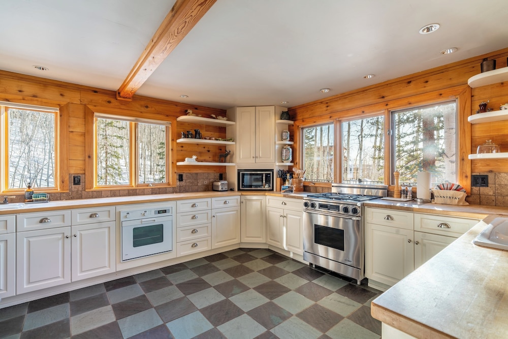 Wapiti Mountain Escape by Avantstay Commanding Views Incredible Home w/ Hot Tub! view 2