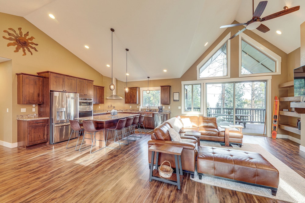 Deck + Views: Scenic Group Getaway in Lakeside!