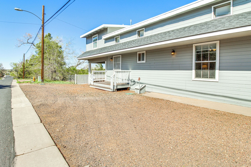 Walk to Dtwn Show Low: Townhome w/ Balcony
