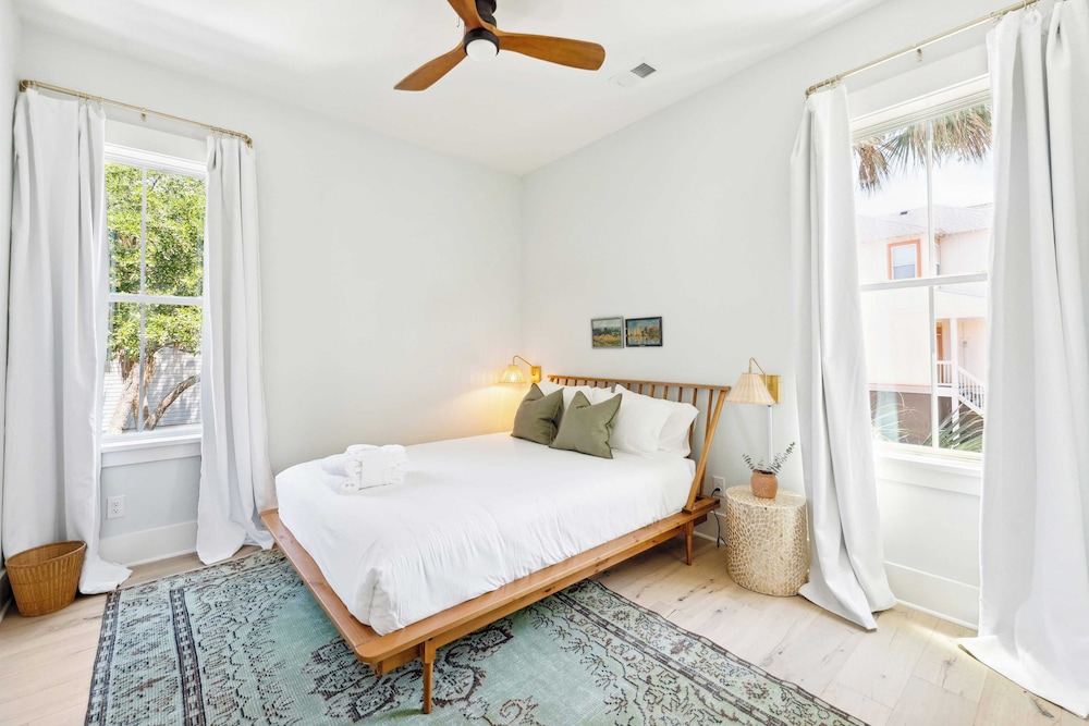 Windward House by Avantstay Walk to Beach + Restaurants Saltwater Pool