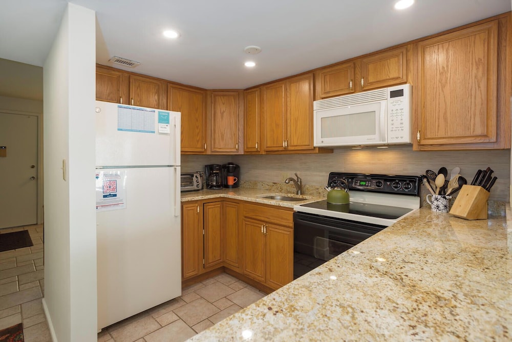 Mariners Court 204