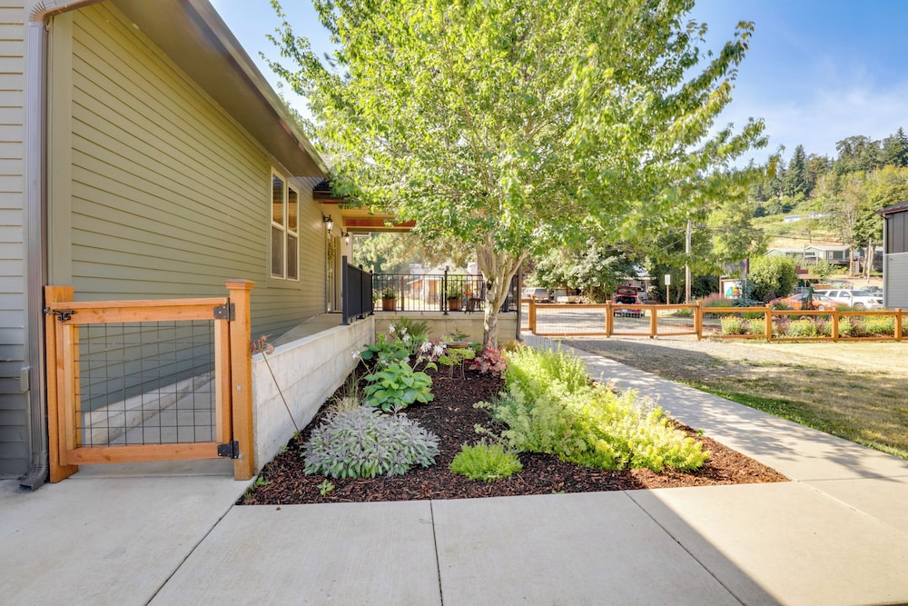 Half-mi to Scotts Mills Falls: Wine Country Apt