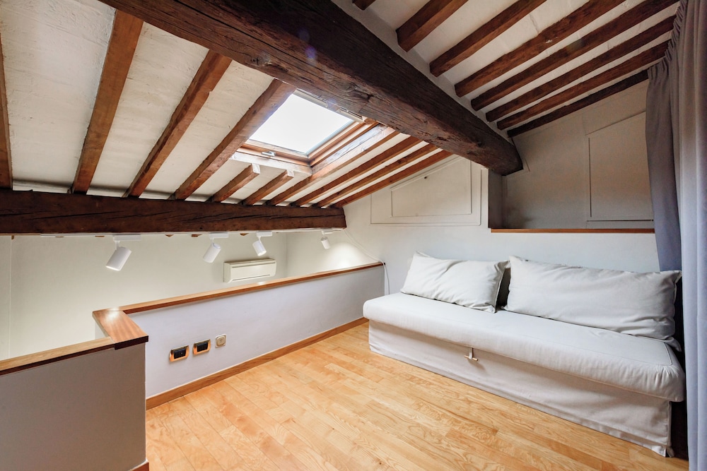 Regina House by MMega