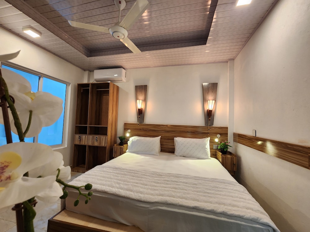 Batuta Maldives Surf View 2