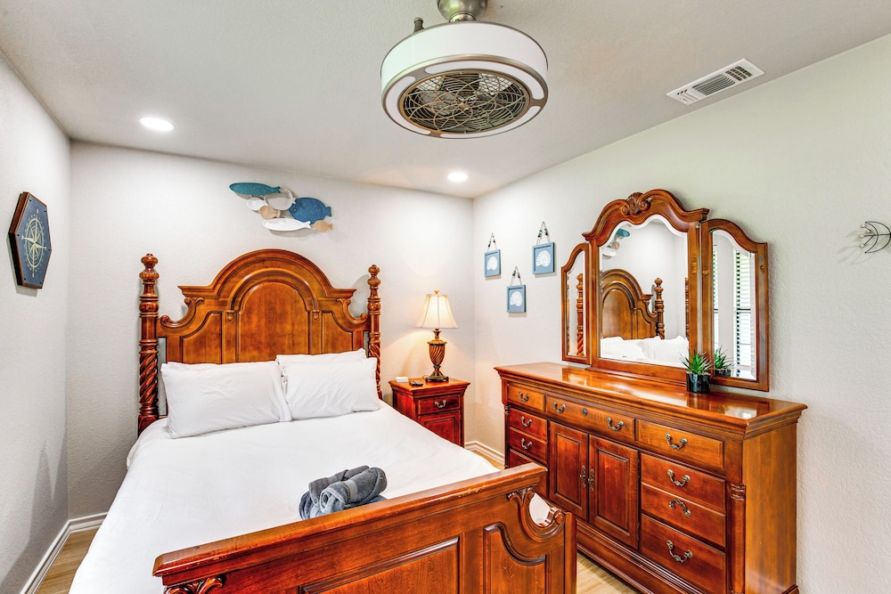 Home on Lake Granbury w/ Hot Tub: 5 Mi to Dtwn!