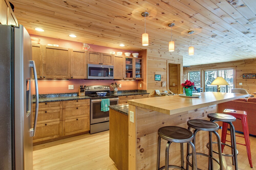 Dock & Foosball: Esquagama Lake Family Cabin