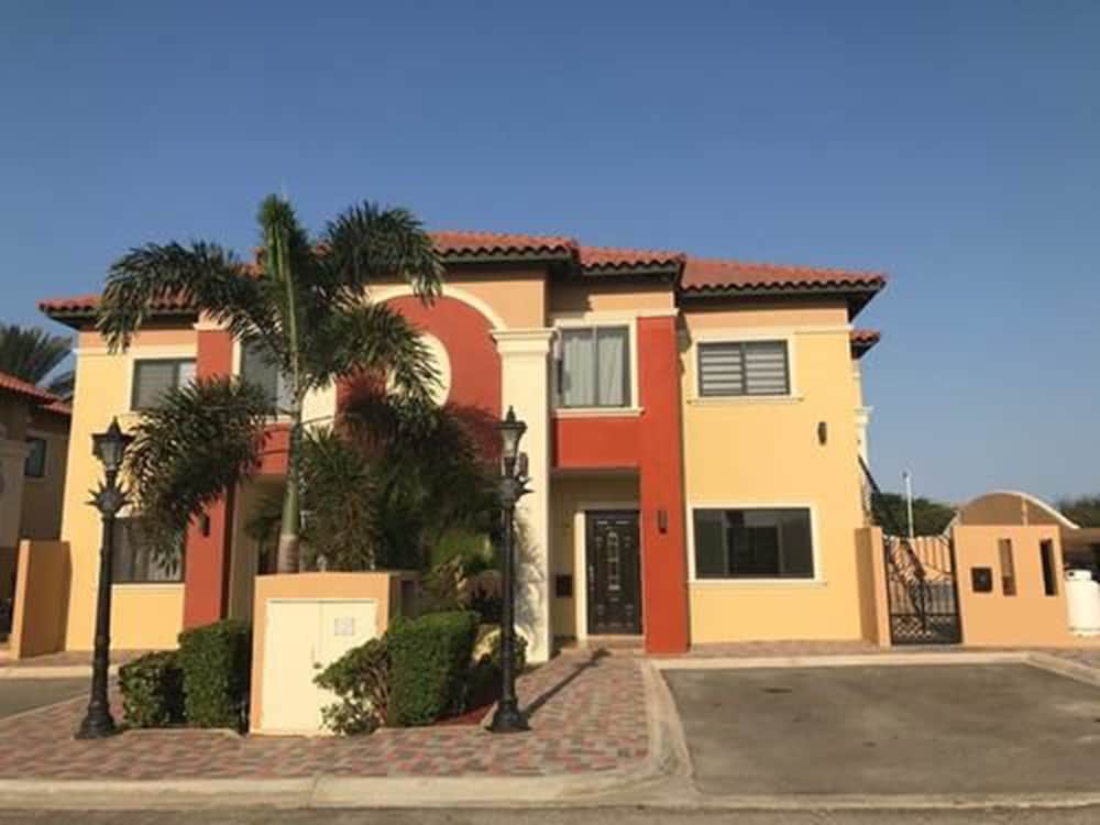 Gold Coast - Beautiful 2 Bedroom Town House view 2
