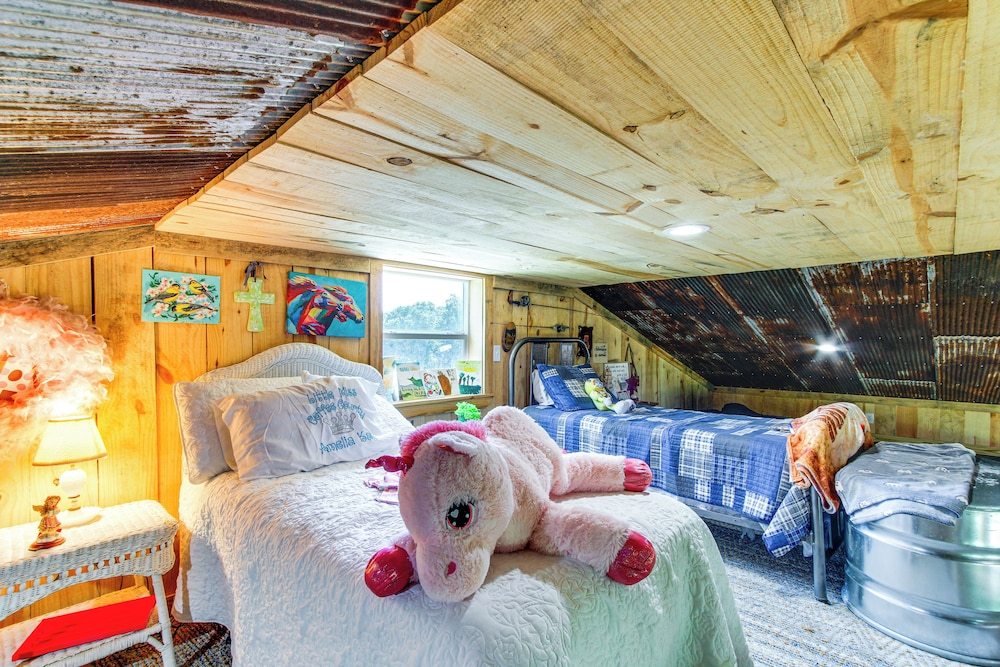 BBQ Ready: Farm-style Kinston Hideaway w/ Pool